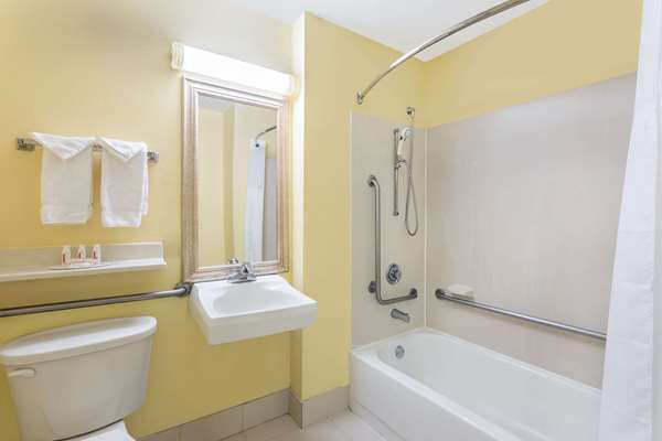  - Baymont Inn & Suites Midtown Savannah