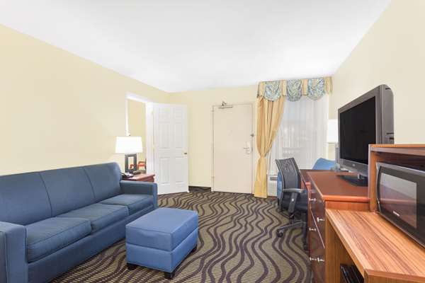 Suite - Baymont Inn & Suites Midtown Savannah