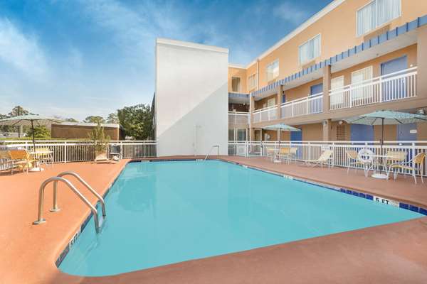 Pool - Baymont Inn & Suites Midtown Savannah