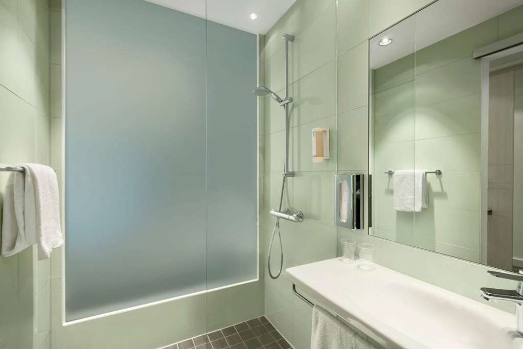 SUPER 8 MUNICH CITY NORTH-guestroom-Guest Room,Bathroom,On-Site.jpg