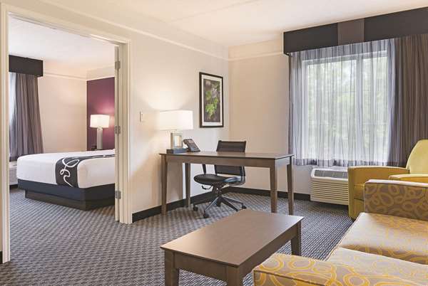 Suite - La Quinta Inn & Suites Perimeter Atlanta