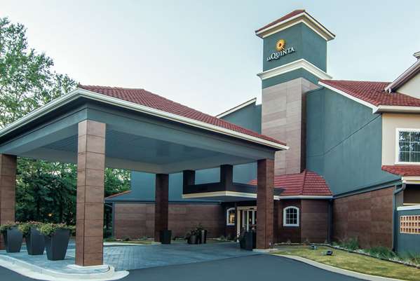 Exterior view - La Quinta Inn & Suites Perimeter Atlanta