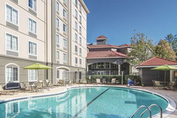 Pool - La Quinta Inn & Suites Perimeter Atlanta