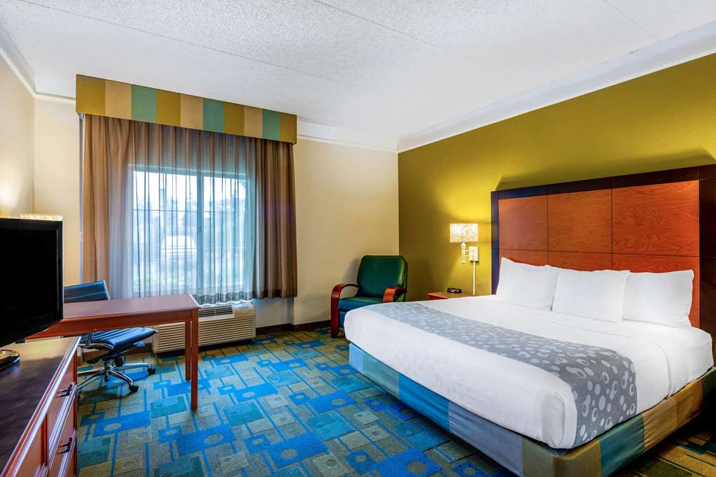 LA QUINTA INN STE FREMONT SILLICON-guestroom-Guest Room,On-Site.jpg