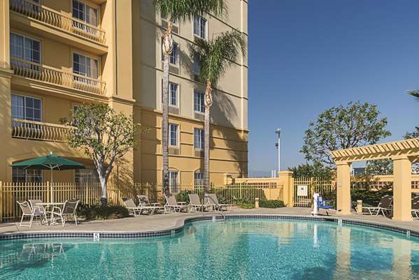 Pool - La Quinta Inn & Suites Airport Ontario
