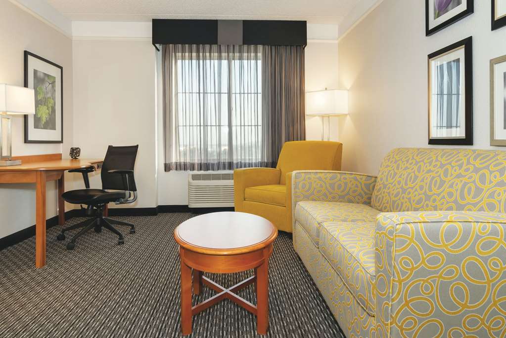 LA QUINTA INN STE ONTARIO AIRPORT-guestroom-Guest Room,Suite,On-Site.jpg