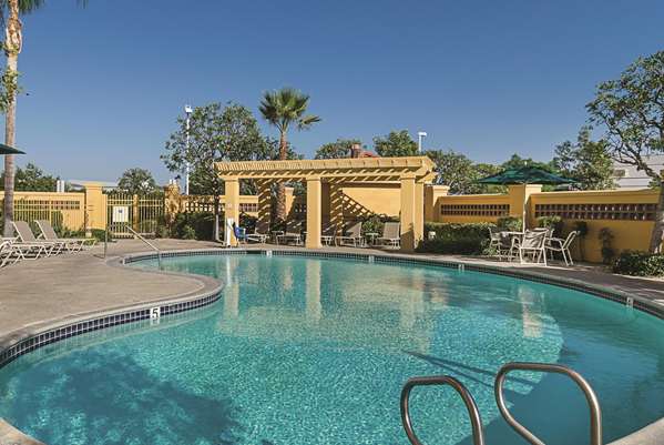 Pool - La Quinta Inn & Suites Airport Ontario