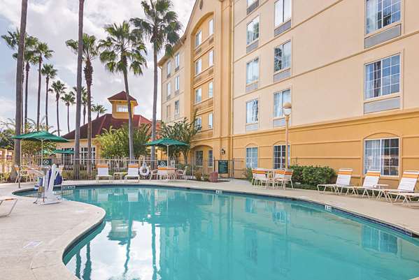 Pool - La Quinta Inn & Suites Airport North Orlando