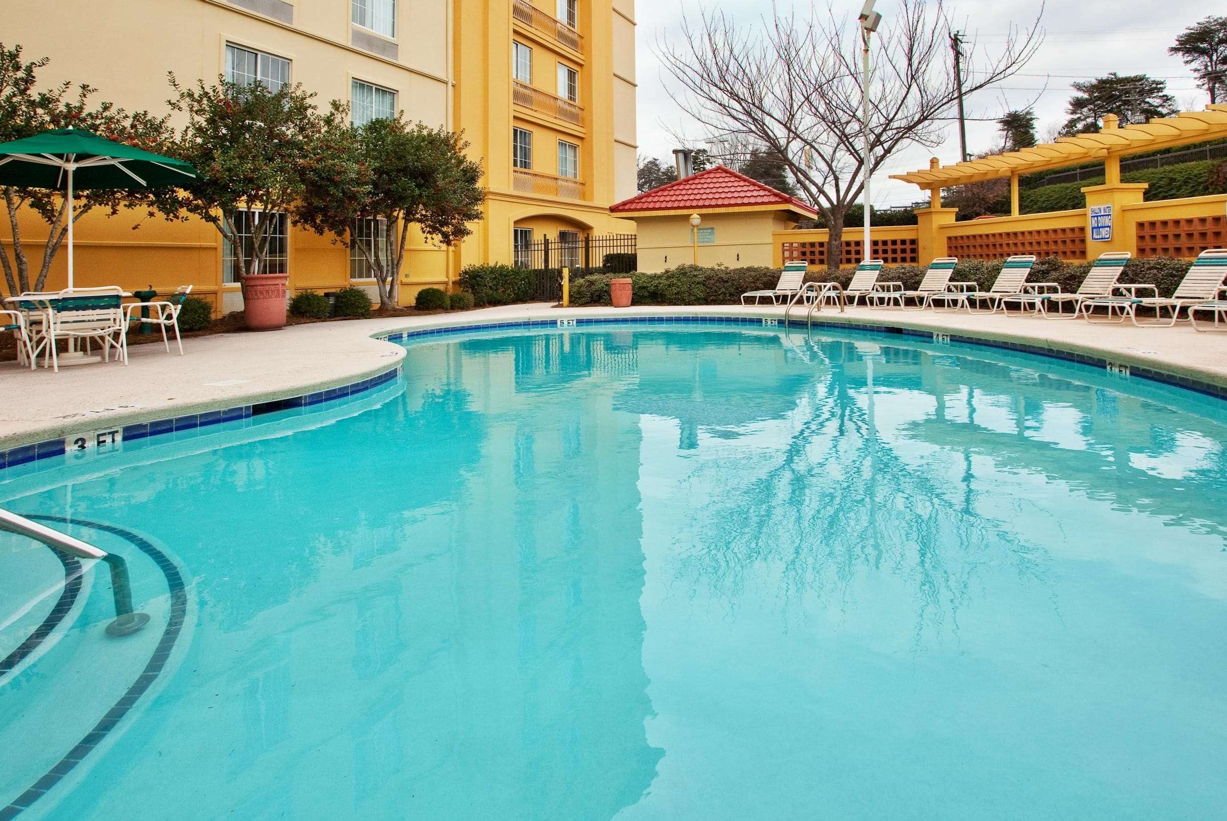 Pool | La Quinta Inn & Suites by Wyndham Greenville Haywood