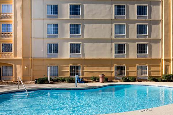 Pool - La Quinta Inn & Suites Haywood Greenville