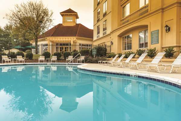 Pool - La Quinta Inn & Suites Cumberland Mall Atlanta - I-285, Exit 18