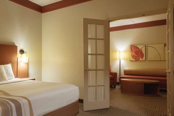 Suite - La Quinta Inn & Suites Cumberland Mall Atlanta - I-285, Exit 18