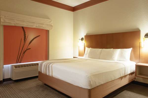 Suite - La Quinta Inn & Suites Cumberland Mall Atlanta - I-285, Exit 18