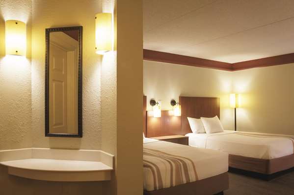  - La Quinta Inn & Suites Cumberland Mall Atlanta - I-285, Exit 18
