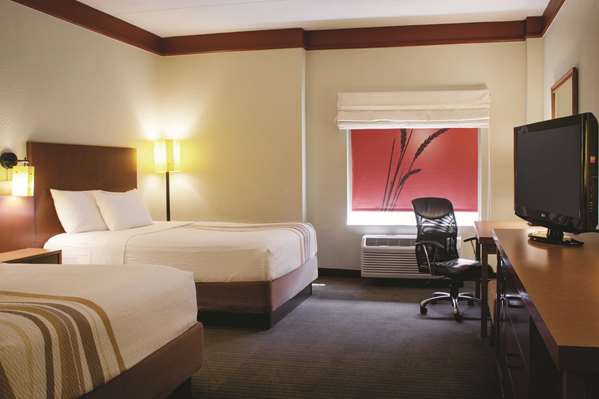  - La Quinta Inn & Suites Cumberland Mall Atlanta - I-285, Exit 18