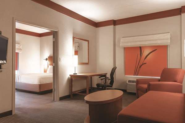 Suite - La Quinta Inn & Suites Cumberland Mall Atlanta - I-285, Exit 18