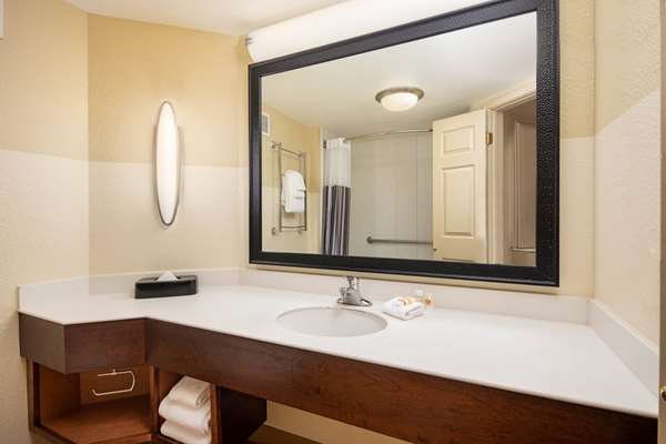  - La Quinta Inn & Suites Cumberland Mall Atlanta - I-285, Exit 18