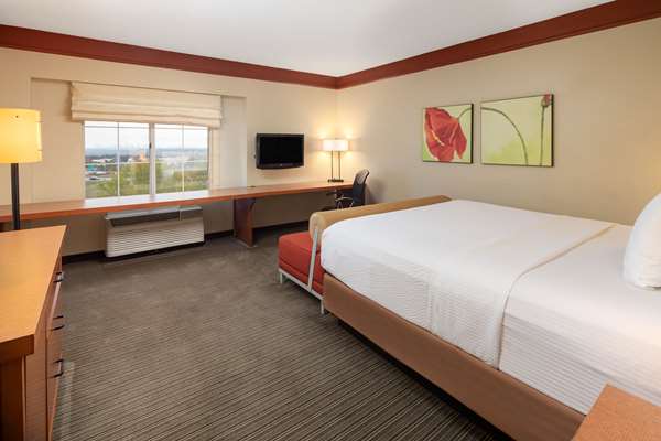  - La Quinta Inn & Suites Cumberland Mall Atlanta - I-285, Exit 18