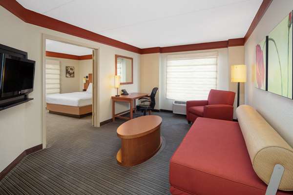 Suite - La Quinta Inn & Suites Cumberland Mall Atlanta - I-285, Exit 18