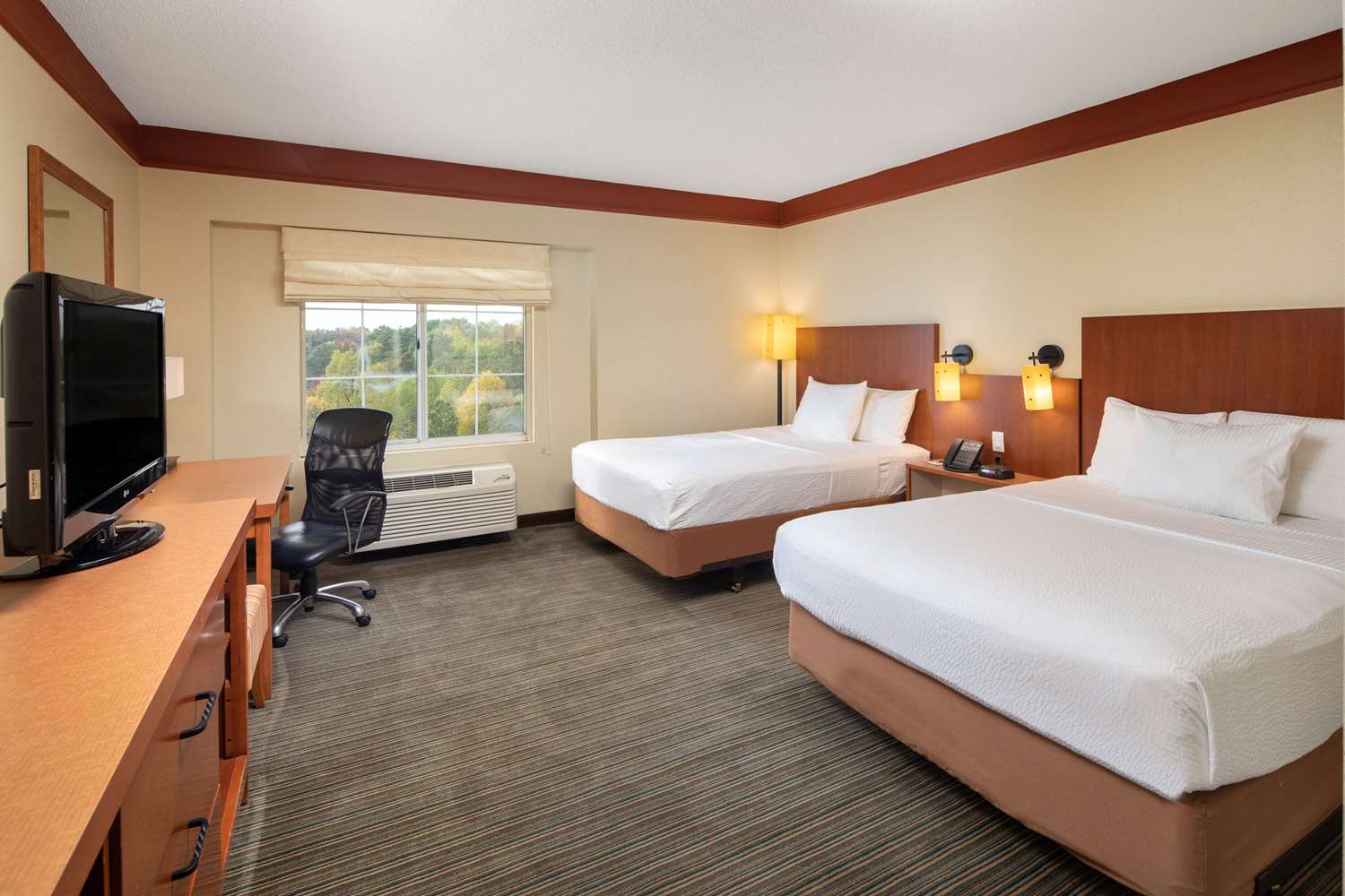 La Quinta Inn & Suites Cumberland Mall Atlanta I285, Exit 18, GA