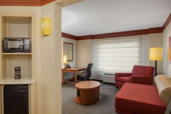 Suite - La Quinta Inn & Suites Cumberland Mall Atlanta - I-285, Exit 18