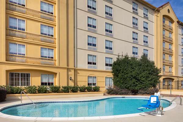 Pool - La Quinta Inn & Suites Cumberland Mall Atlanta - I-285, Exit 18