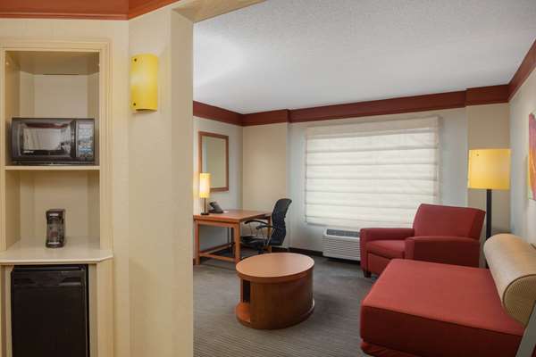 Suite - La Quinta Inn & Suites Cumberland Mall Atlanta - I-285, Exit 18