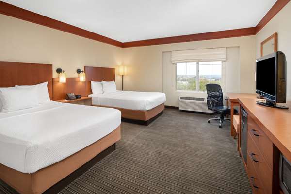  - La Quinta Inn & Suites Cumberland Mall Atlanta - I-285, Exit 18