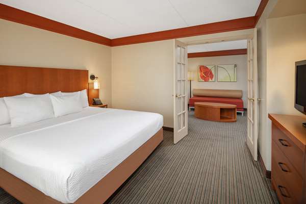 Suite - La Quinta Inn & Suites Cumberland Mall Atlanta - I-285, Exit 18