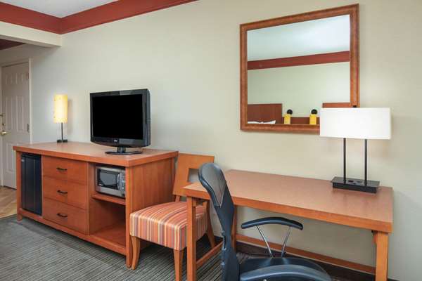  - La Quinta Inn & Suites Cumberland Mall Atlanta - I-285, Exit 18