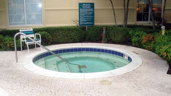 Pool - La Quinta Inn & Suites Primacy Parkway Memphis