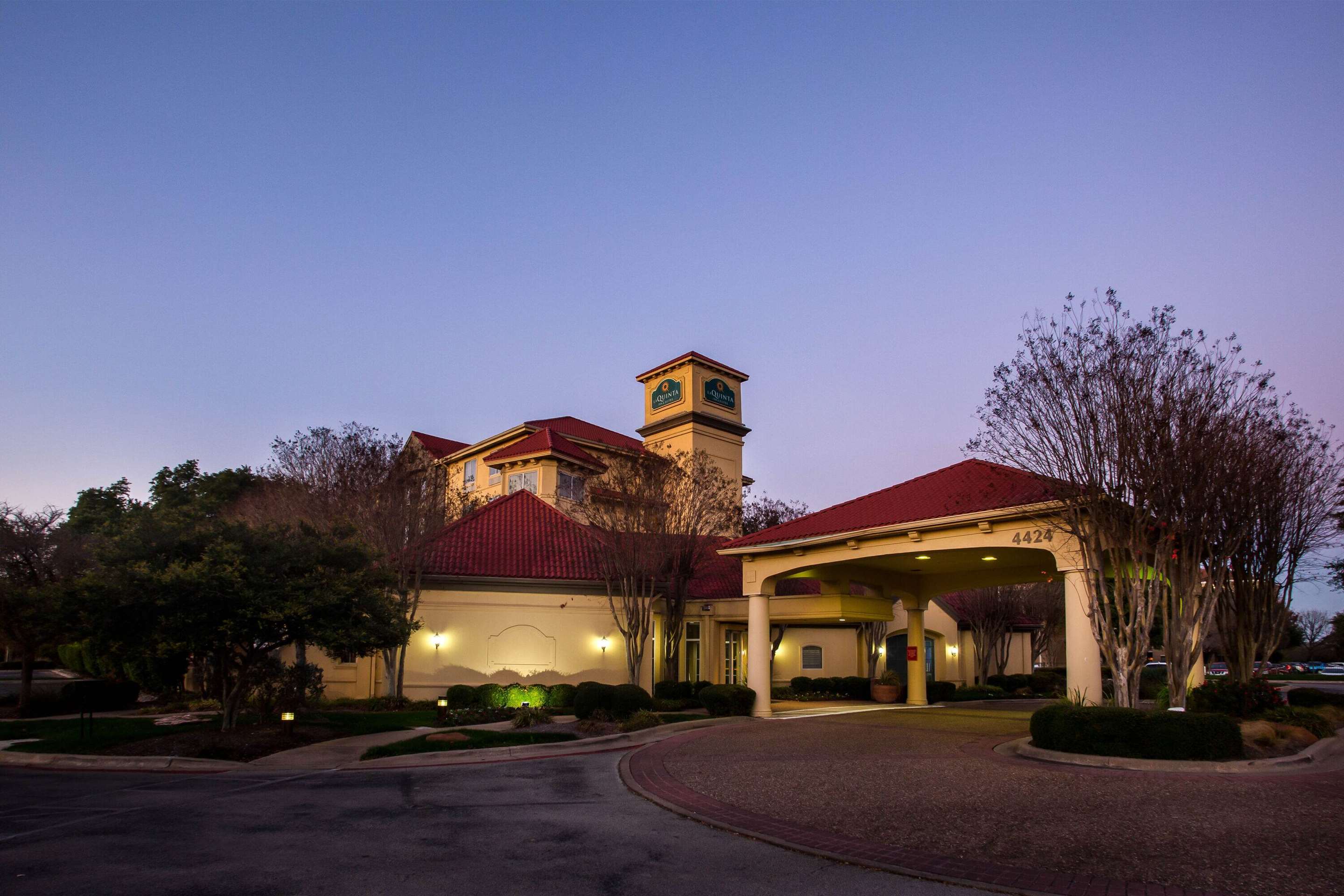 Exterior | La Quinta Inn & Suites by Wyndham Austin Southwest