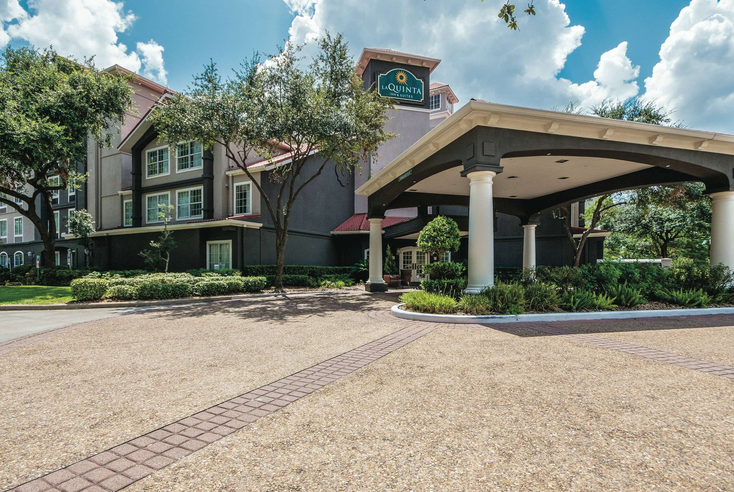 Exterior | La Quinta Inn & Suites by Wyndham Houston Bush IAH South
