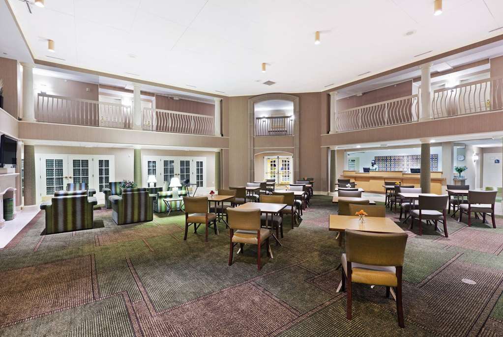La Quinta Inn & Suites by Wyndham Houston Bush IAH South - Tap to explore photos