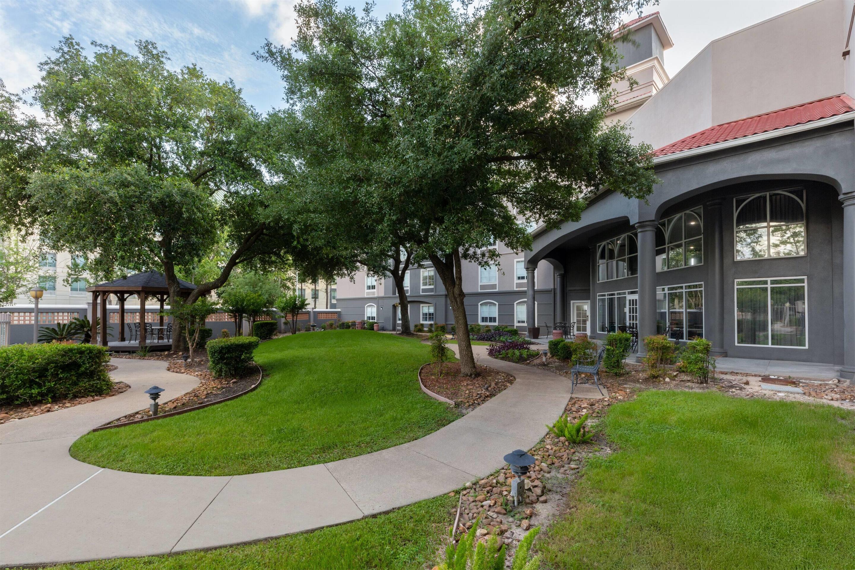 Courtyard | La Quinta Inn & Suites by Wyndham Houston Bush IAH South