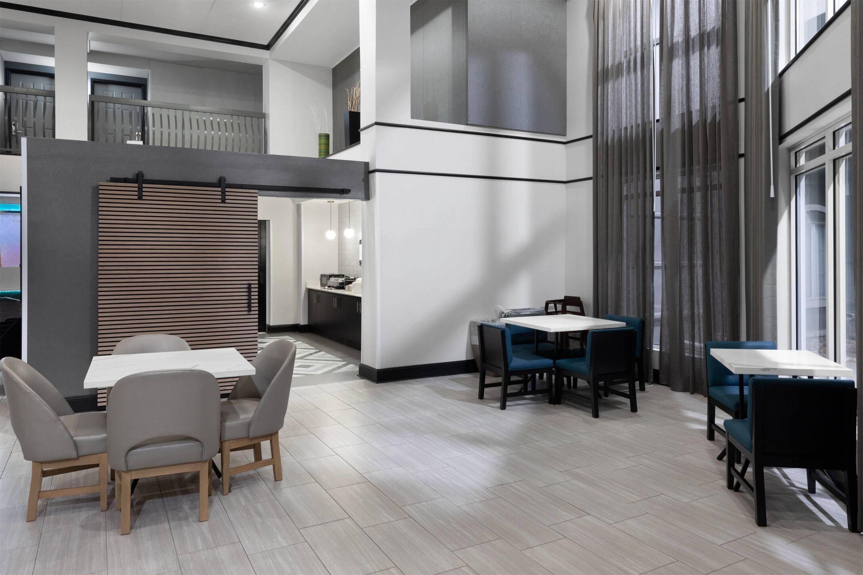 Breakfast Seating | La Quinta Inn & Suites by Wyndham Houston Bush IAH South