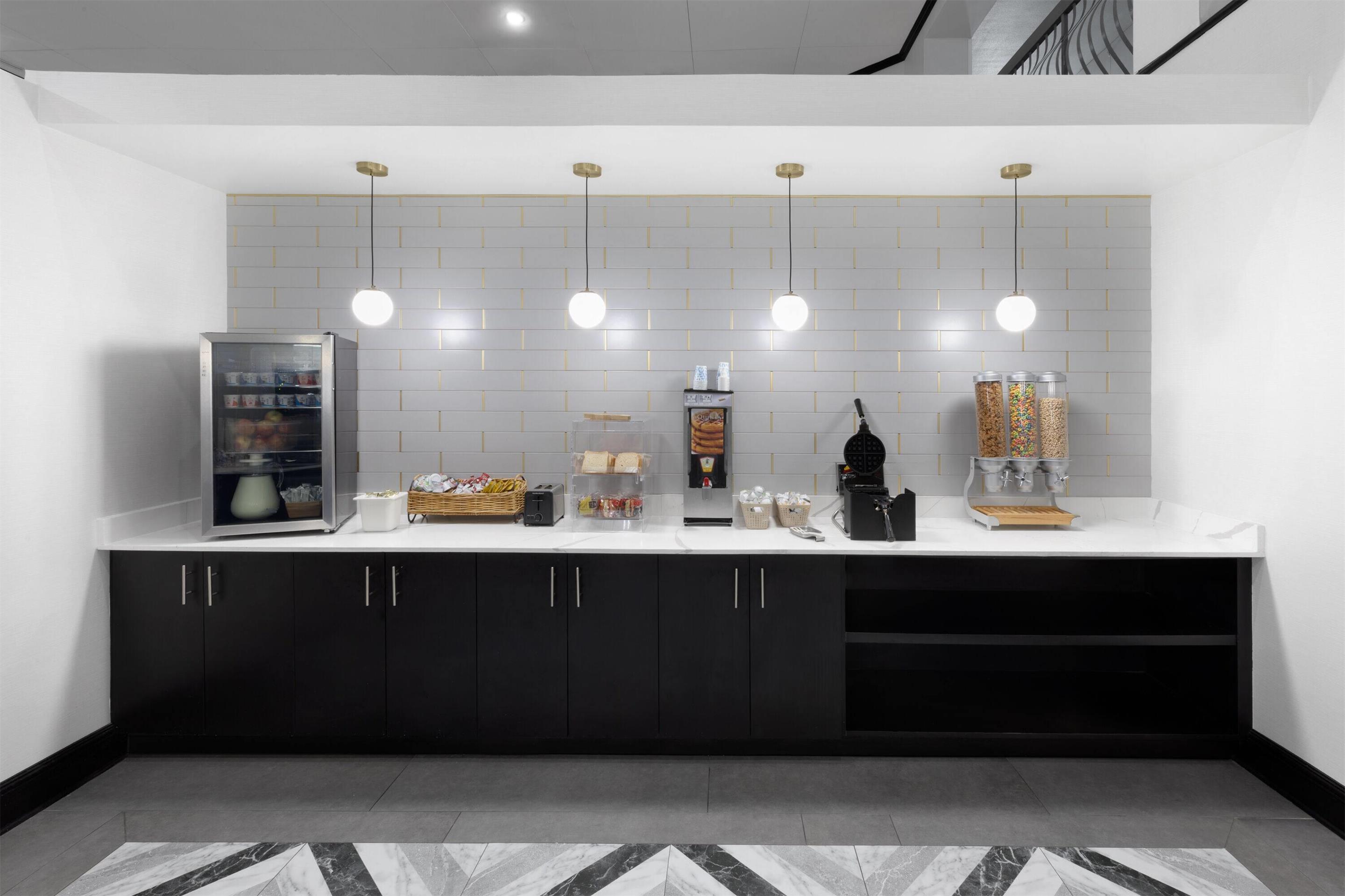 Breakfast Bar | La Quinta Inn & Suites by Wyndham Houston Bush IAH South
