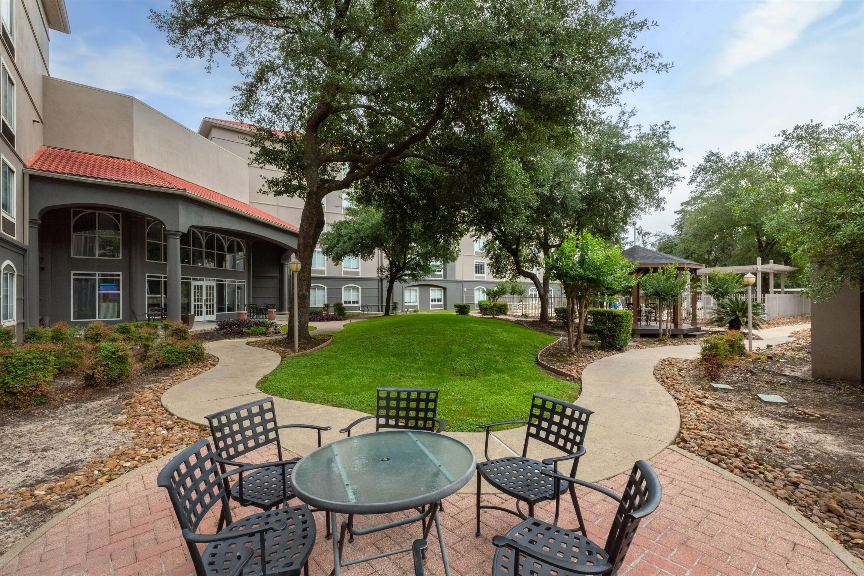 Courtyard | La Quinta Inn & Suites by Wyndham Houston Bush IAH South