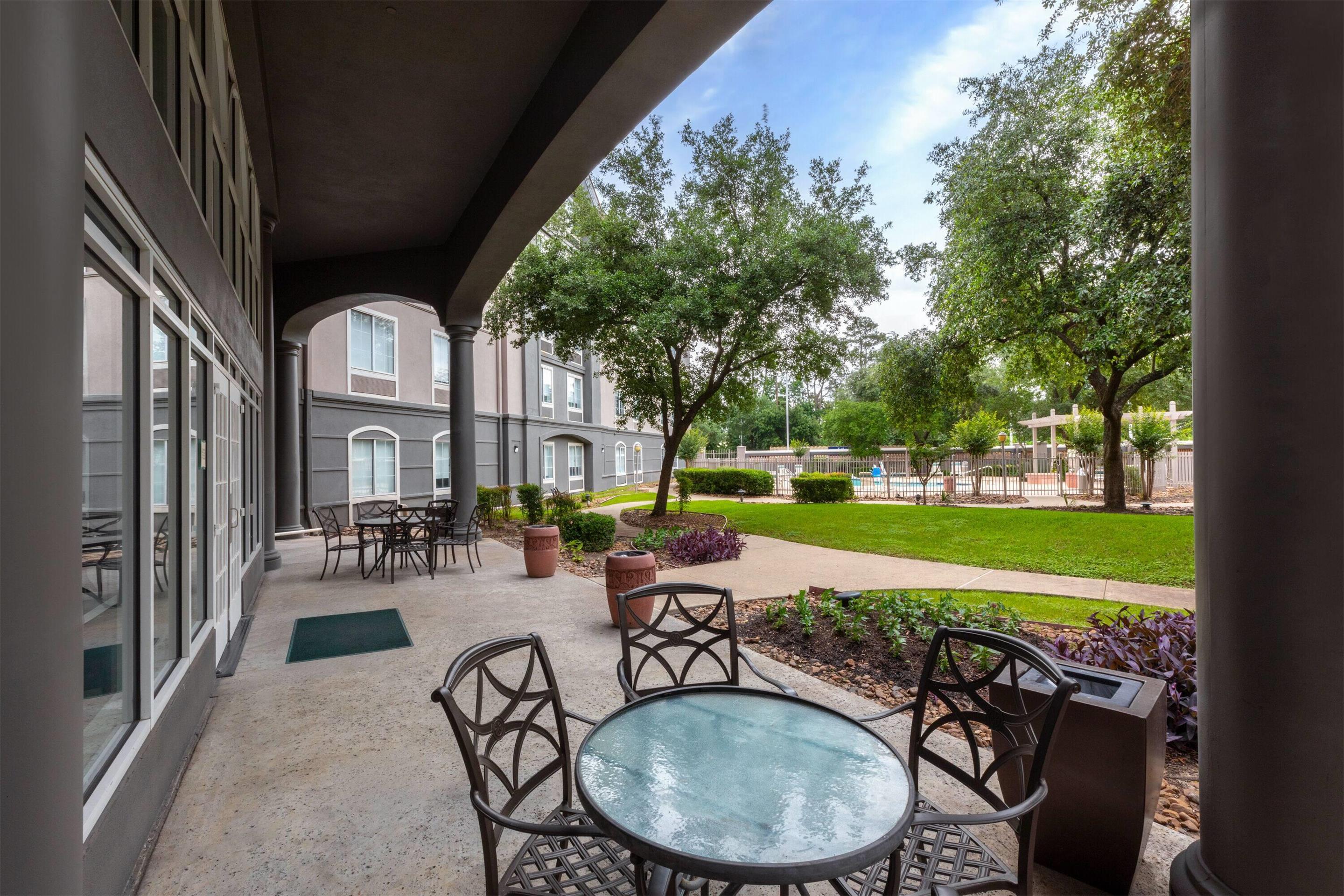 Courtyard | La Quinta Inn & Suites by Wyndham Houston Bush IAH South