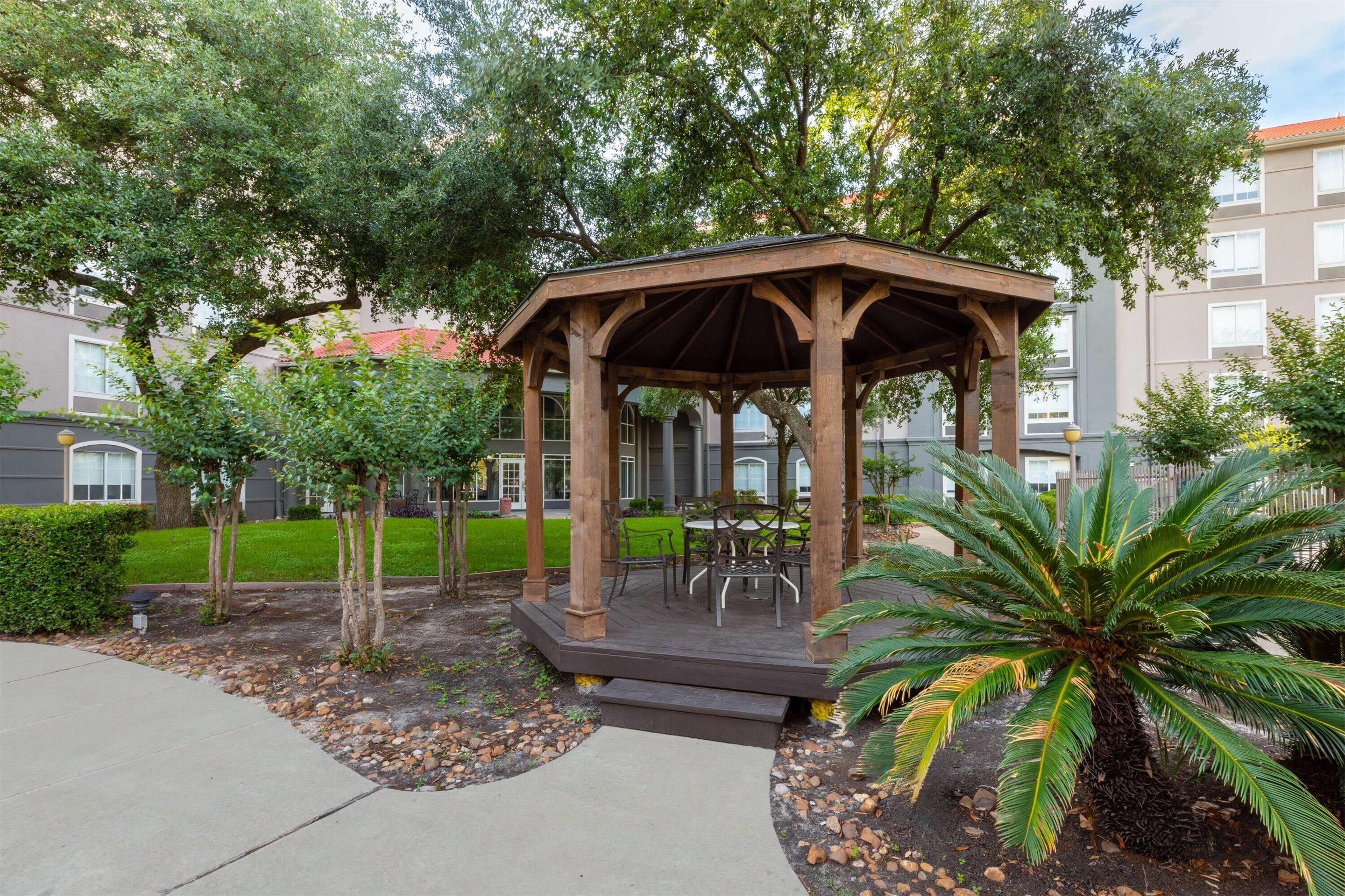 Gazebo | La Quinta Inn & Suites by Wyndham Houston Bush IAH South