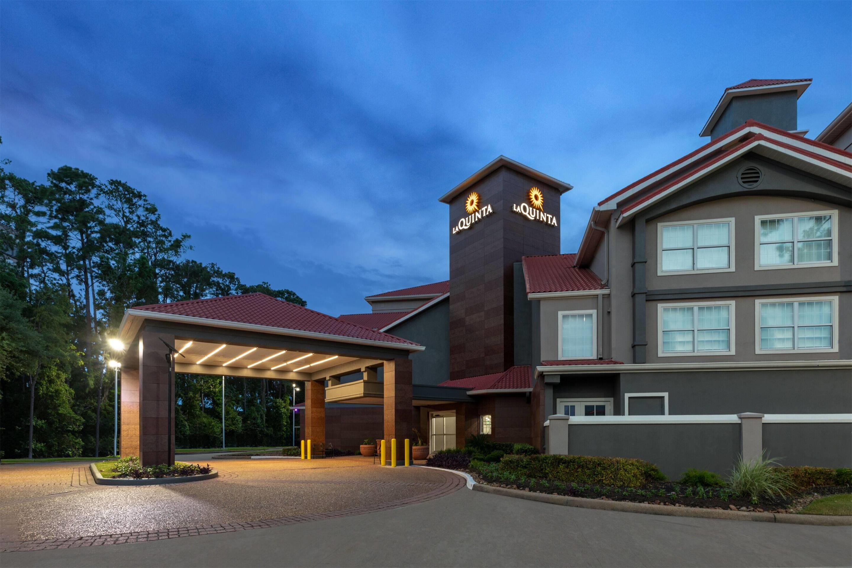 Exterior Dusk | La Quinta Inn & Suites by Wyndham Houston Bush IAH South