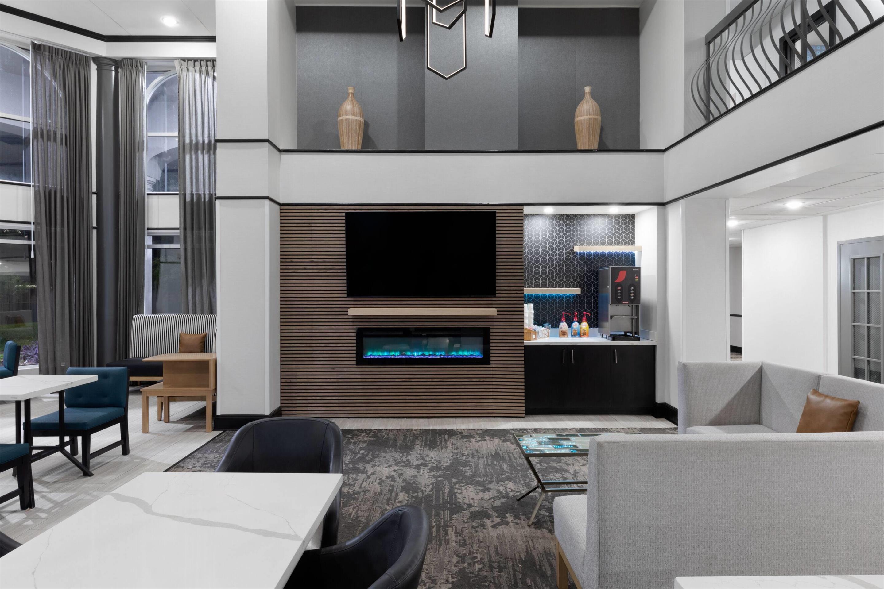 Lobby | La Quinta Inn & Suites by Wyndham Houston Bush IAH South