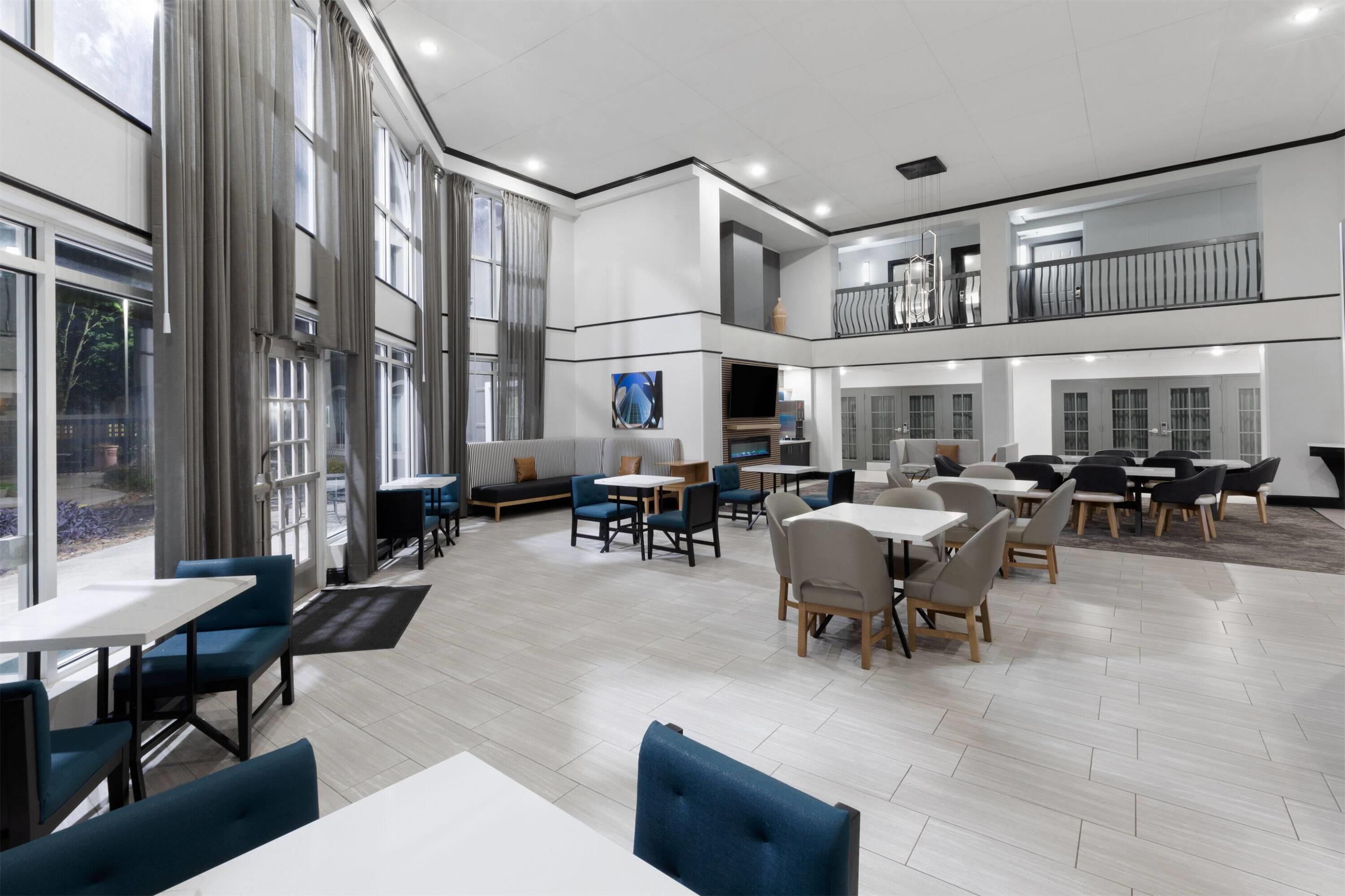 Lobby | La Quinta Inn & Suites by Wyndham Houston Bush IAH South