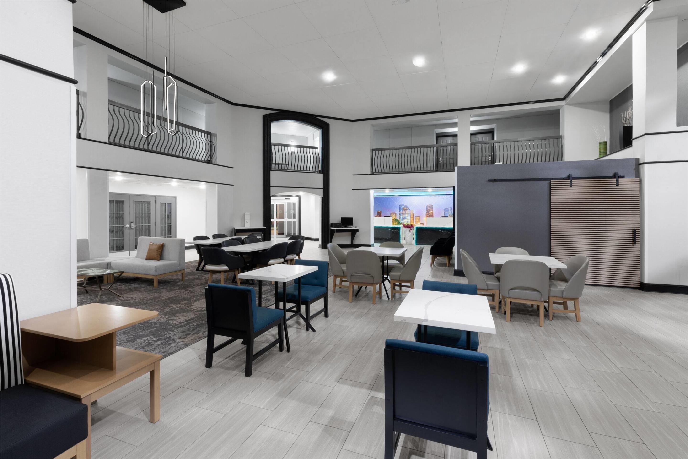 Lobby | La Quinta Inn & Suites by Wyndham Houston Bush IAH South