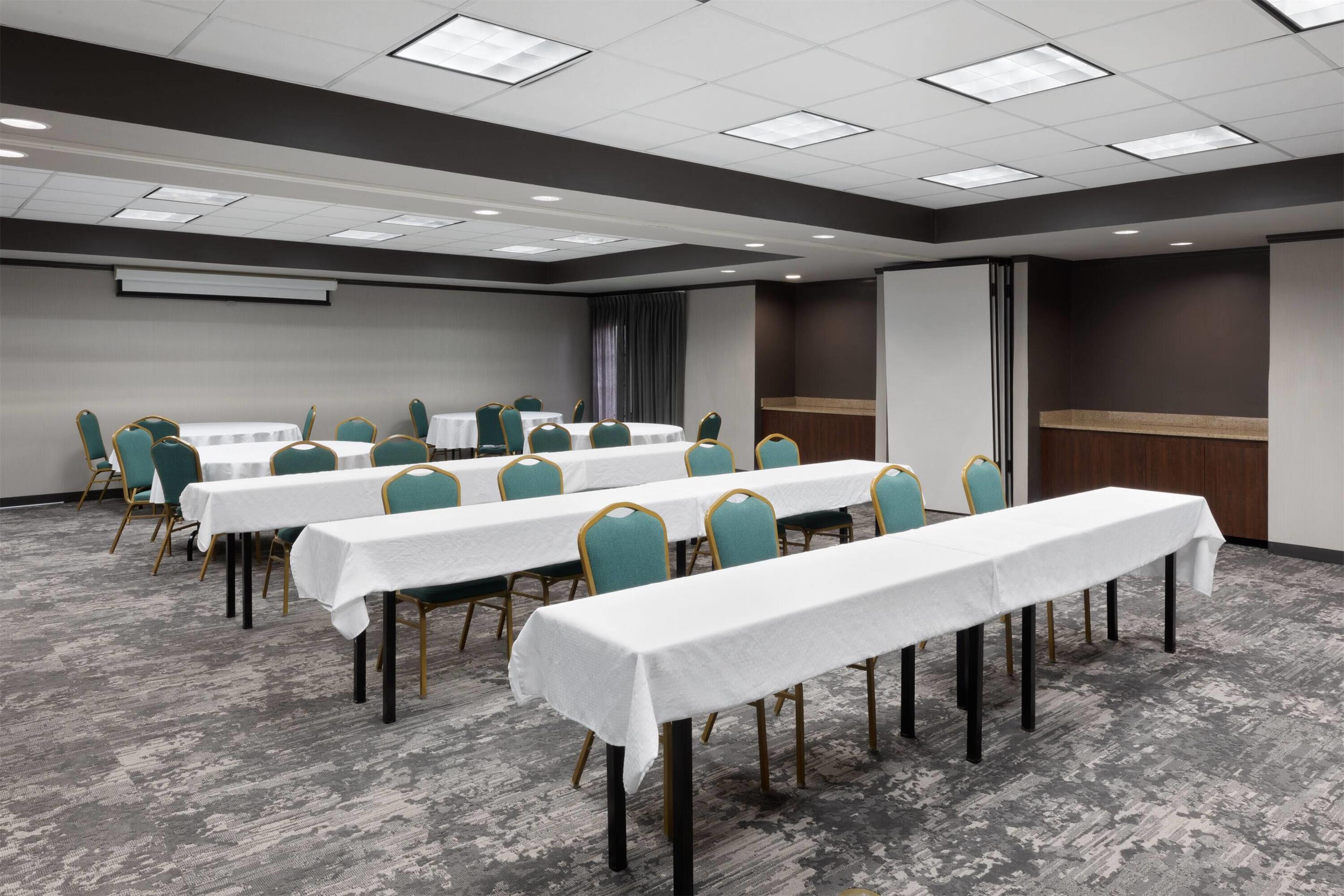 Meeting Room | La Quinta Inn & Suites by Wyndham Houston Bush IAH South