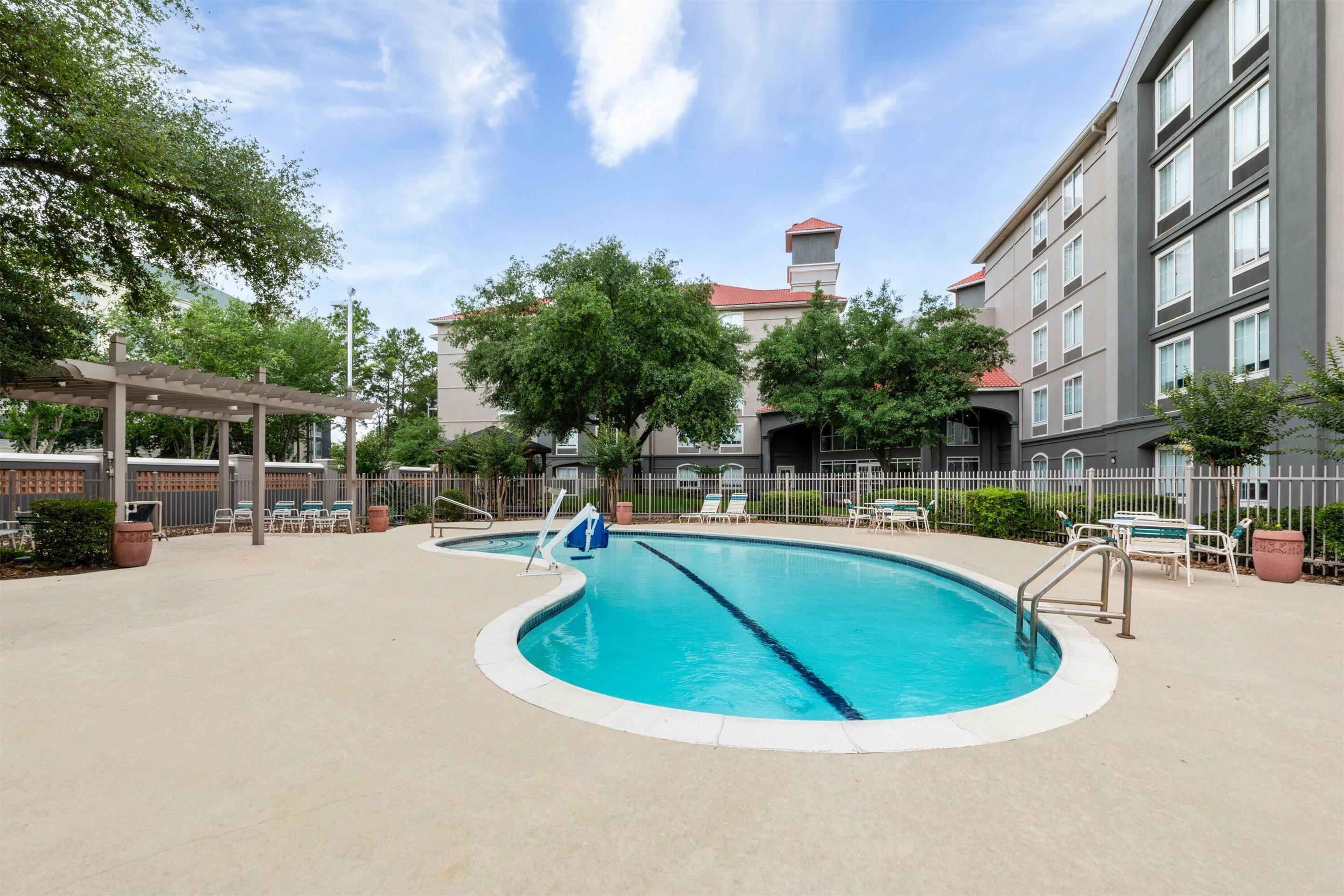Pool | La Quinta Inn & Suites by Wyndham Houston Bush IAH South