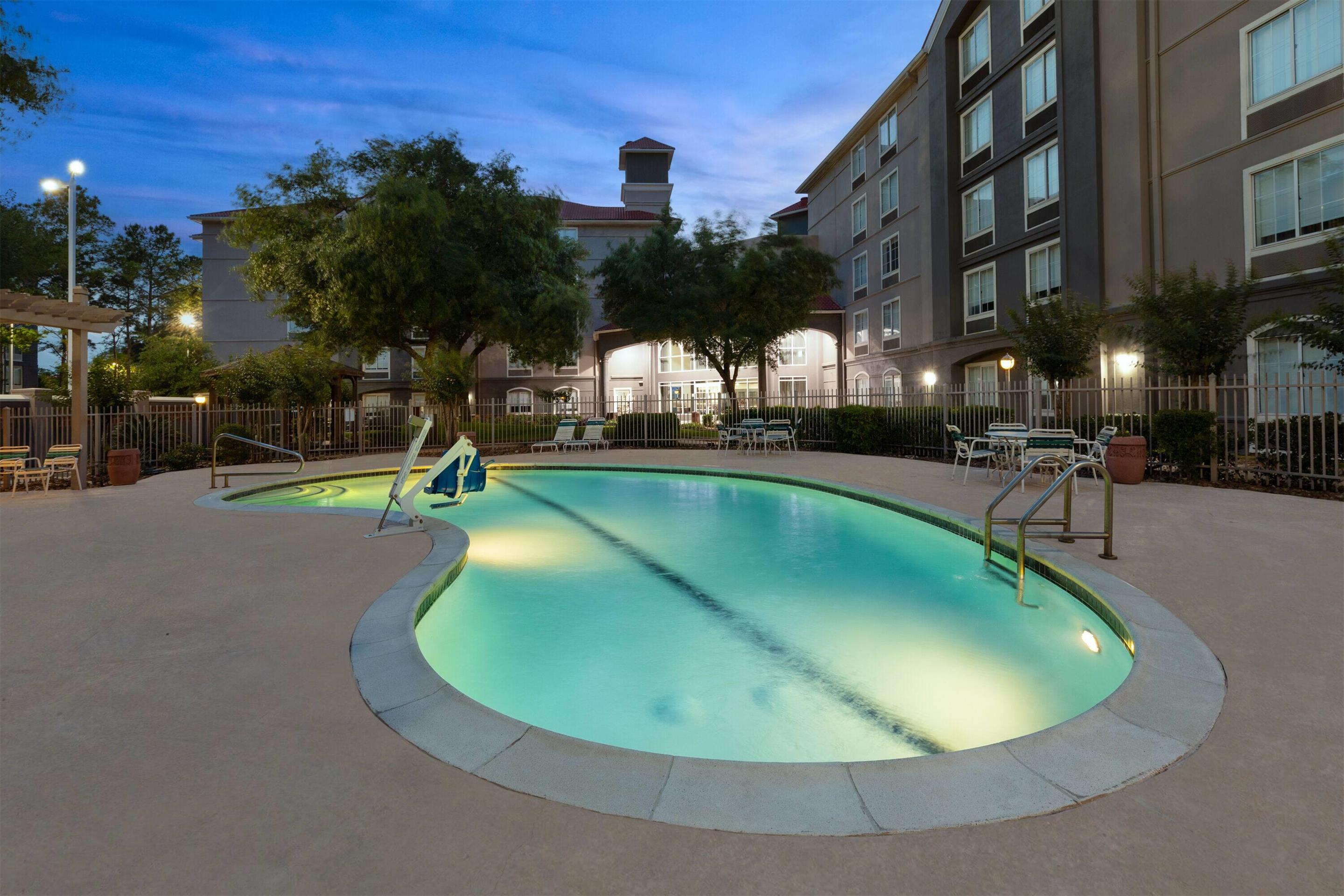 Pool Dusk | La Quinta Inn & Suites by Wyndham Houston Bush IAH South