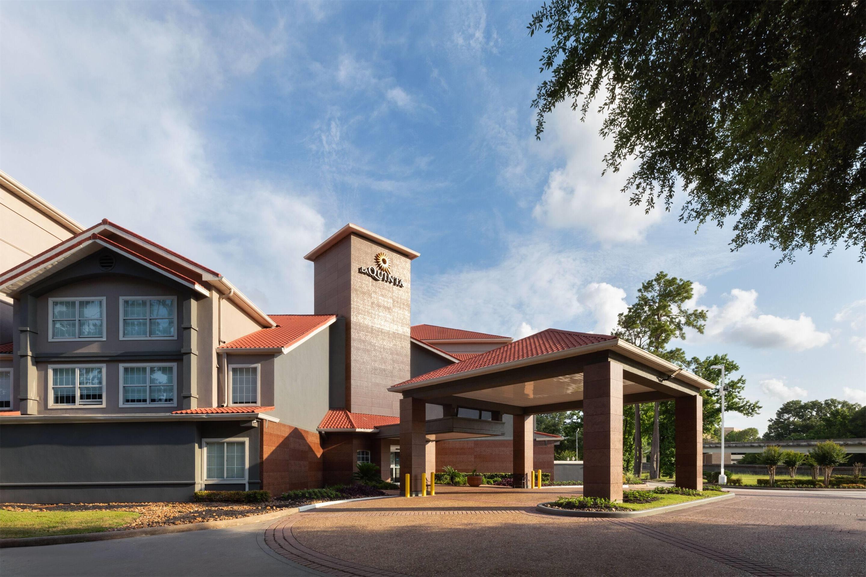 Exterior Day | La Quinta Inn & Suites by Wyndham Houston Bush IAH South