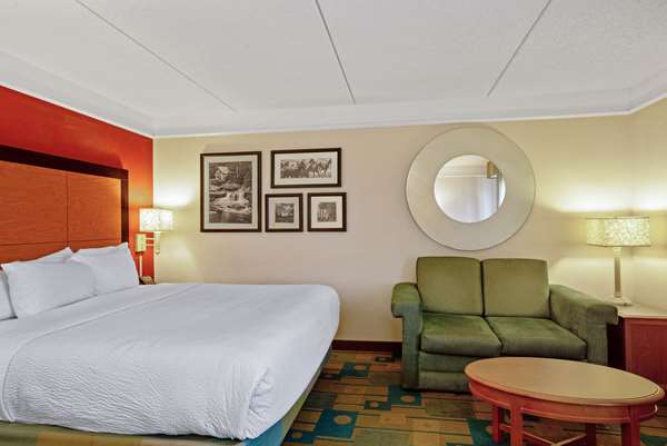 Suite - La Quinta Inn & Suites Winston-Salem - I-40, Exit 189