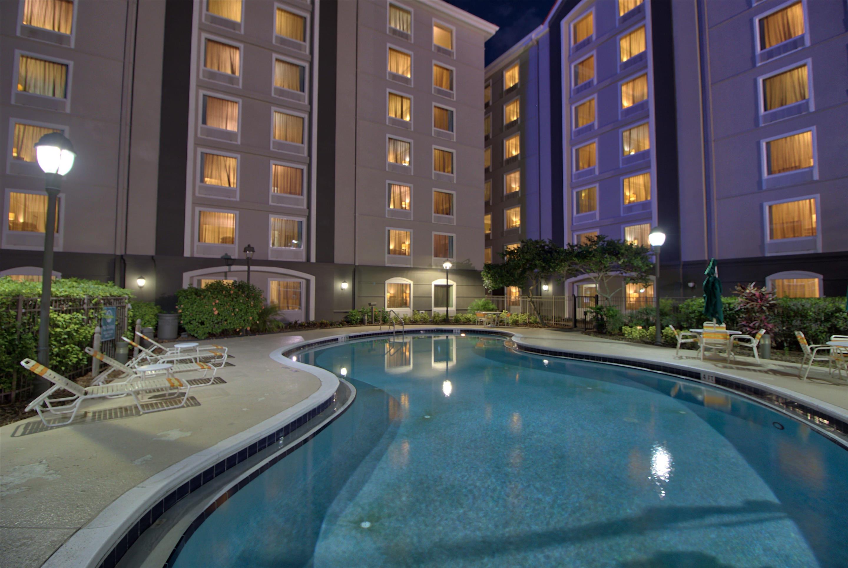 Pool | La Quinta Inn & Suites by Wyndham Orlando I Drive/Conv Ctr